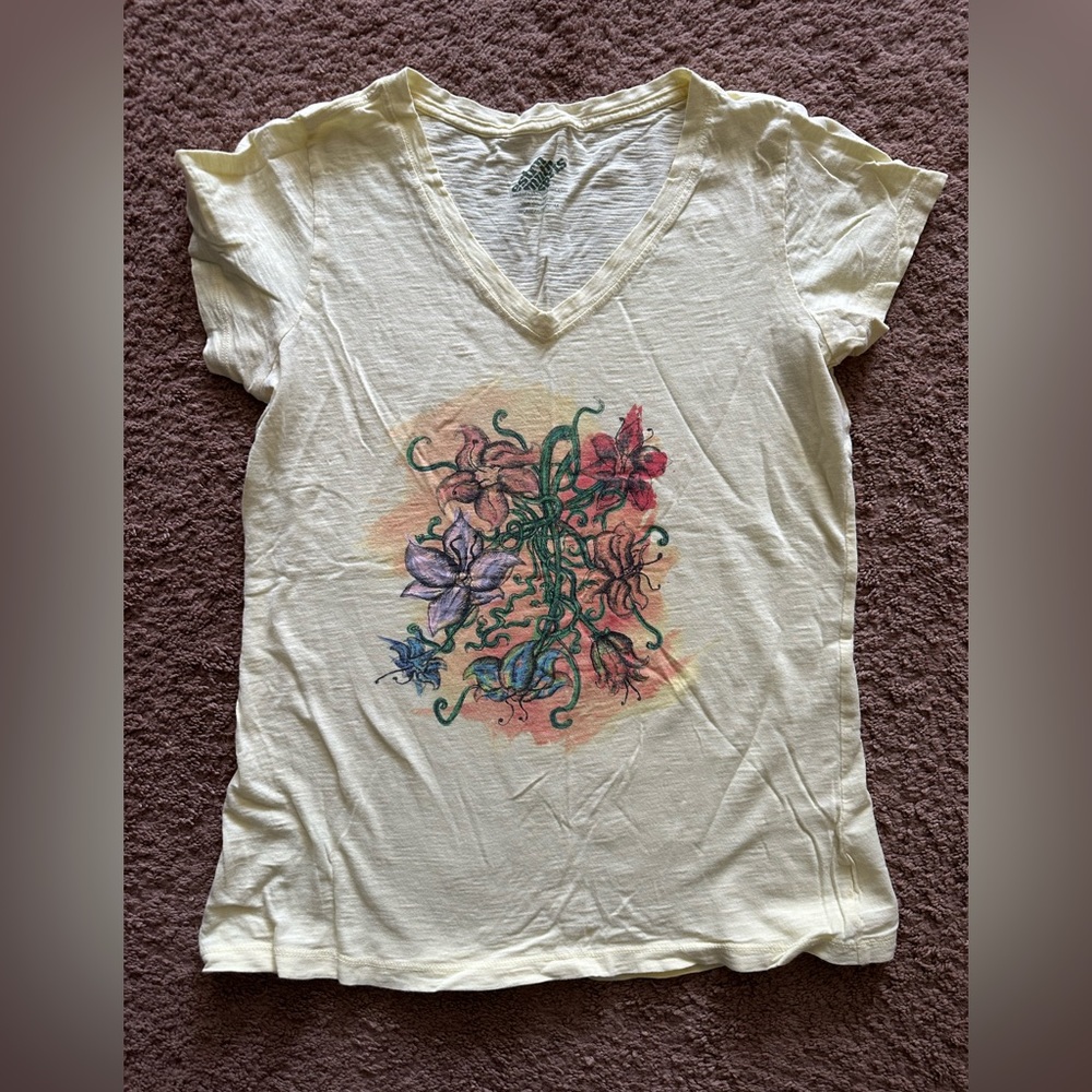 Eastern Mountain Sport V neck T-shirt size medium floral design